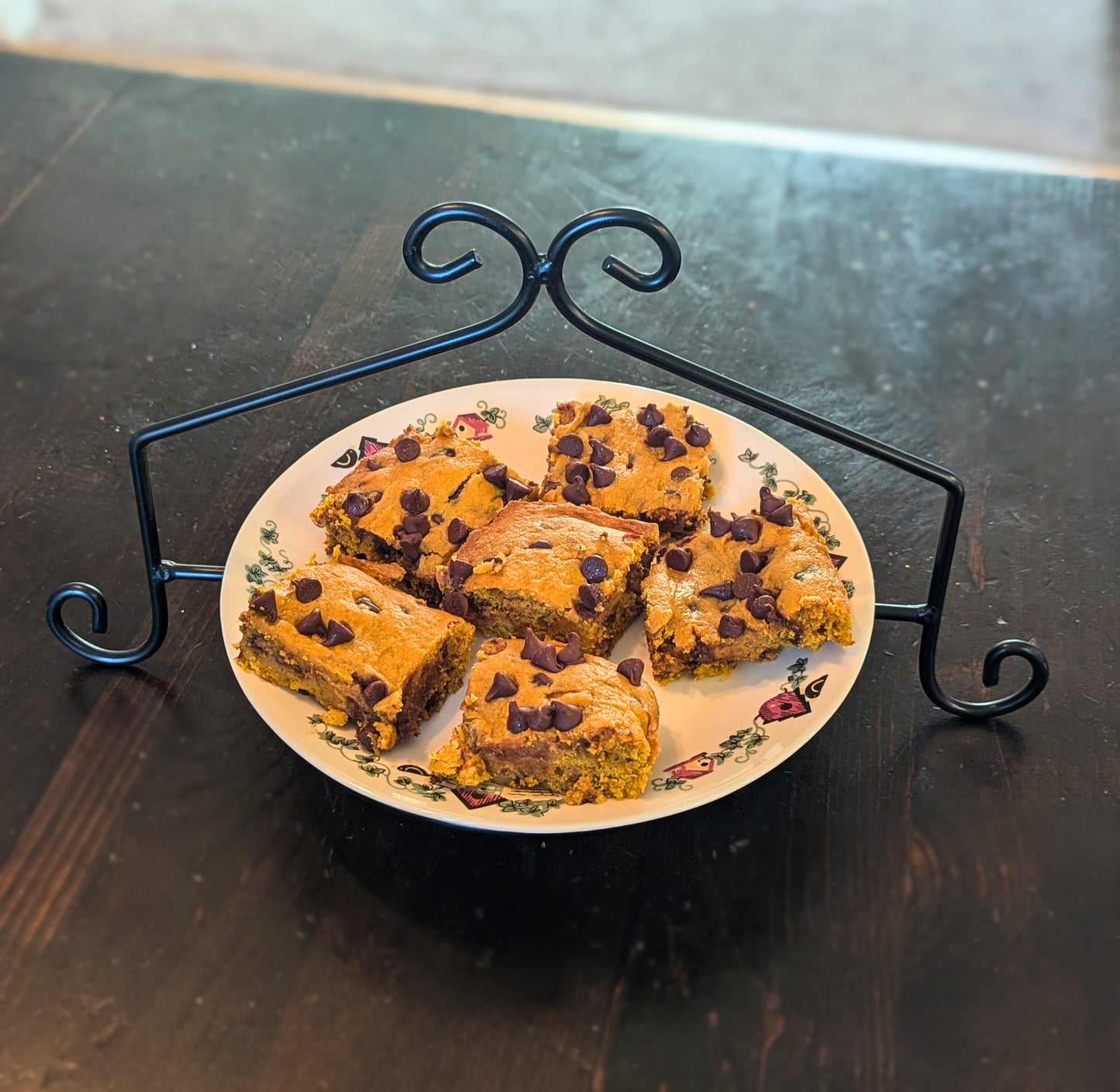 Black Wrought Iron Single Pie Plate holder stand - Holds standard 9" pie plate