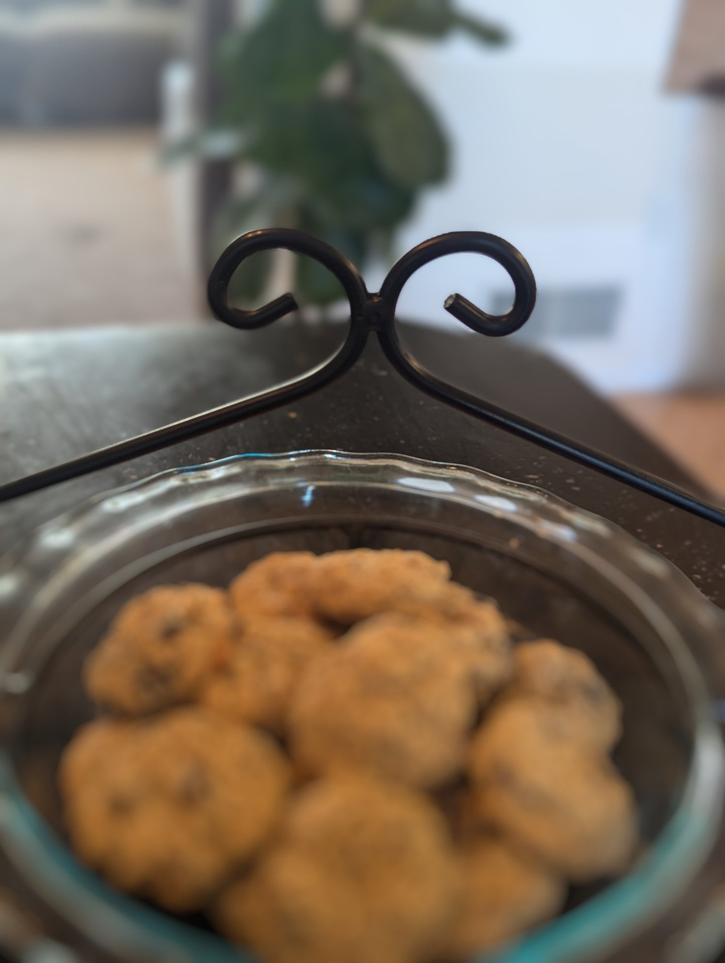 Black Wrought Iron Single Pie Plate holder stand - Holds standard 9" pie plate