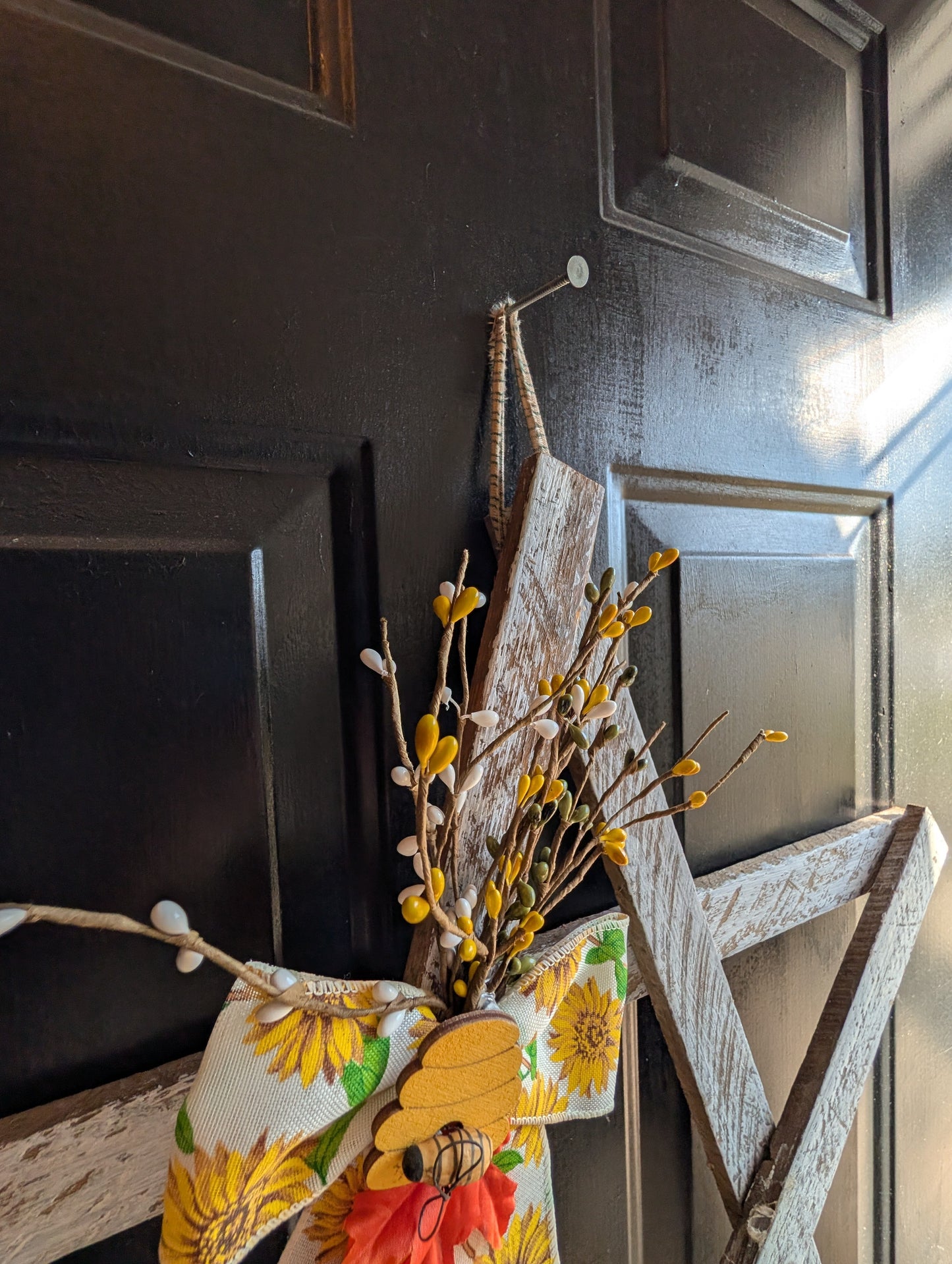 Amish Made Rustic Wooden Star Door Hanger, Sunflower Honeybee Decor, 24"