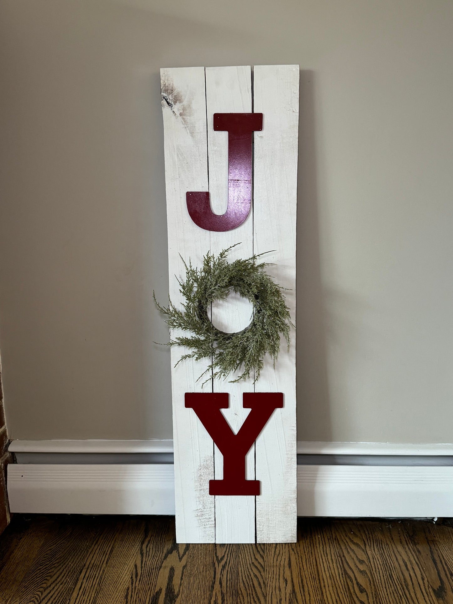 Christmas JOY Sign with Wreath–Barn Wood Holiday Art, Christian Art, Winter Decor, Christmas Decoration, Indoor-Outdoor Decor, Gifts for Her